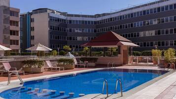 Piscina all'aperto, ombrelloni da piscina, lettini