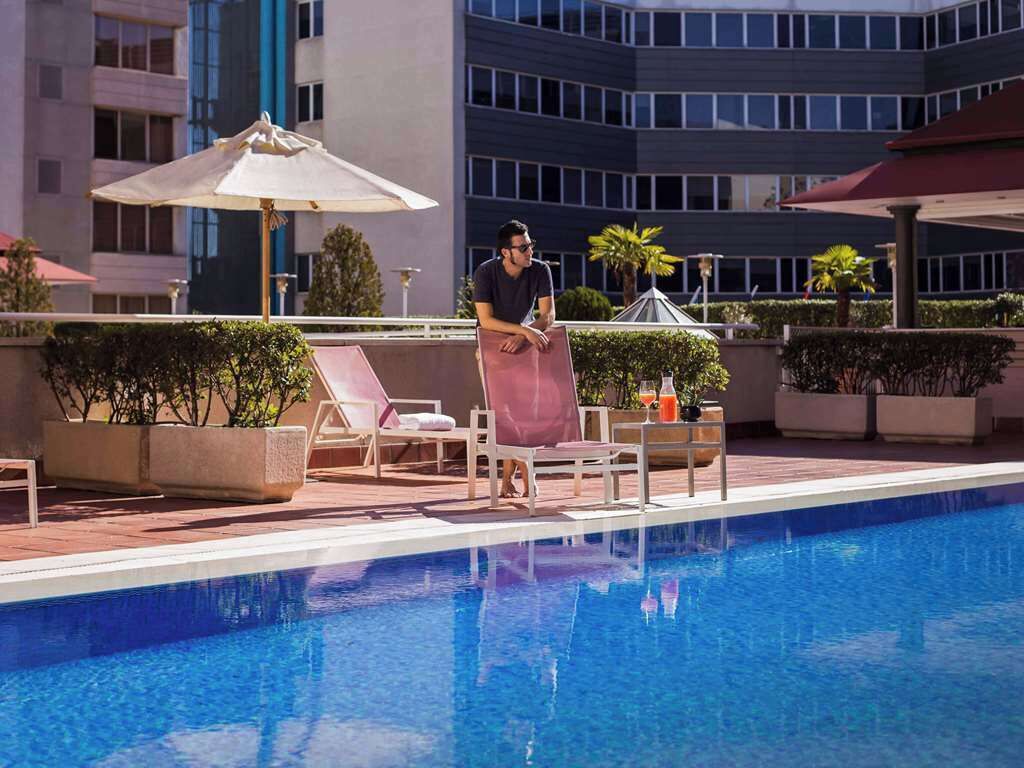 Piscina a l'aire lliure, para-sols i gandules 