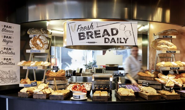 Desayuno buffet (EUR 21.50 por persona) 