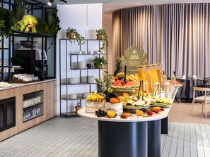 Tägliches Frühstücksbuffet (21.50 EUR pro Person)