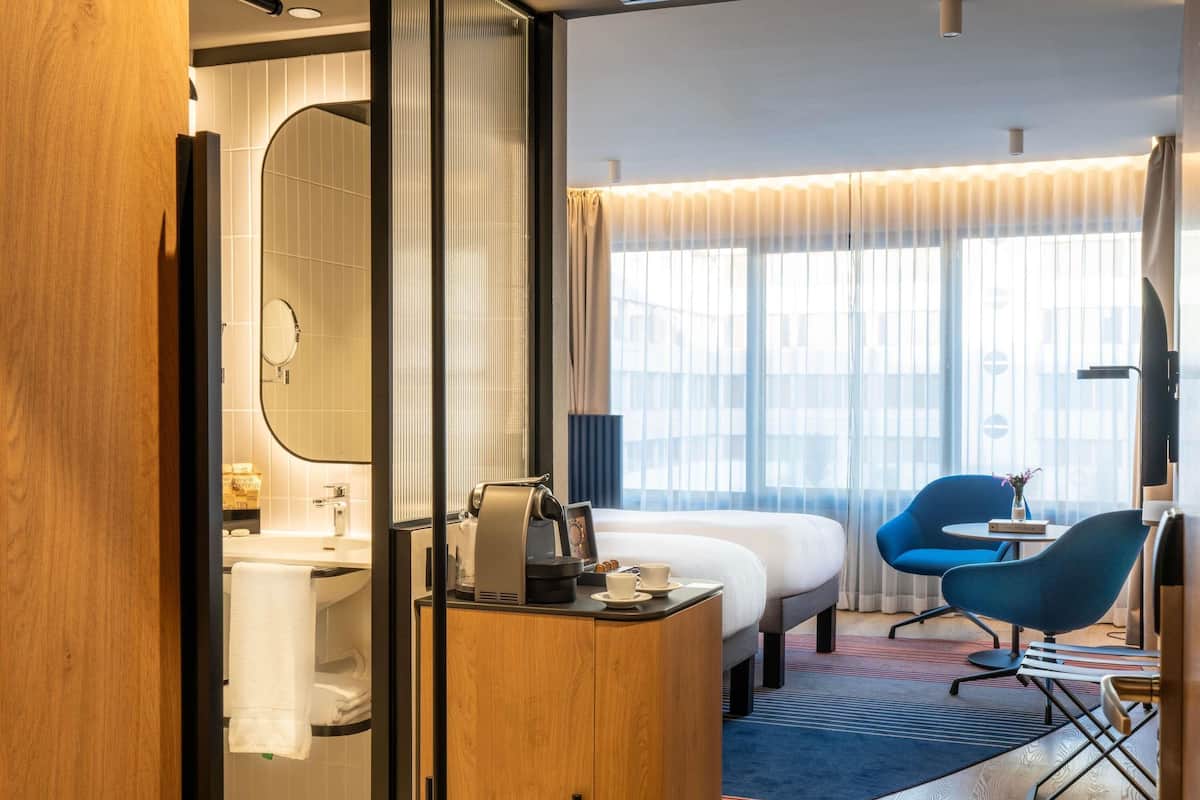 Sengetøy av topp kvalitet, minibar, safe på rommet og skrivebord