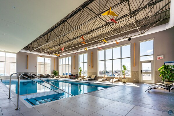 Piscine intérieure, accès possible de 8 h à 22 h, parasols