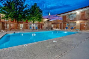 Una piscina al aire libre de temporada