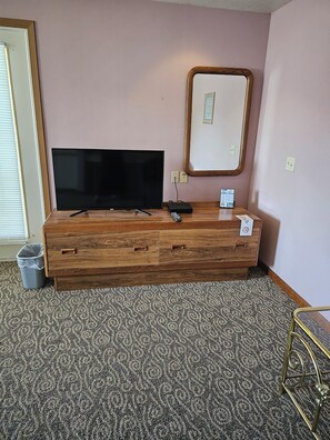 Deluxe Room, 1 King Bed, Jetted Tub (Jacuzzi) | Blackout drapes, iron/ironing board, free WiFi, bed sheets