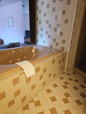 Chambre Deluxe, 1 très grand lit, bain à remous (Jacuzzi)