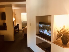 套房, 1 张特大床, 无烟房 | 办公桌、熨斗/熨衣板、免费 WiFi、床单