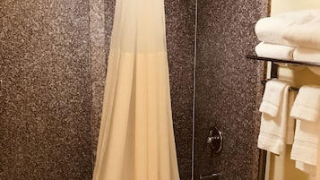 Ein Badezimmer mit Badewanne, Toilette und Duschvorhang.