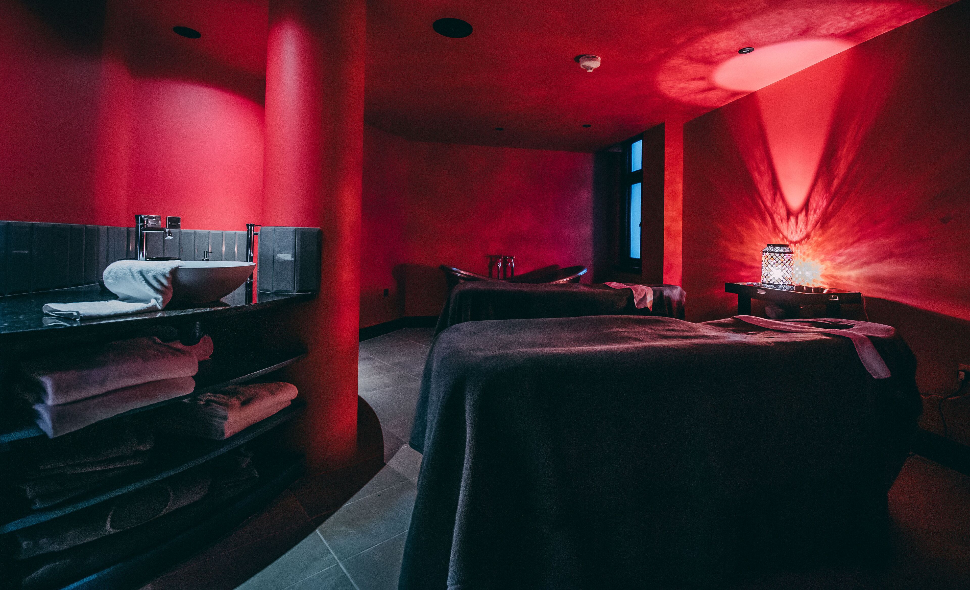 Couples treatment rooms, sauna, hot tub, steam room, body treatments