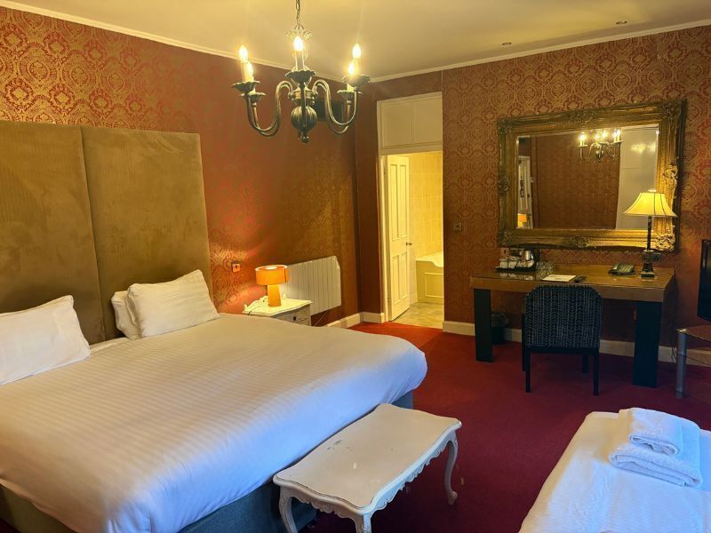 Familierom, 1 dobbeltseng eller 2 enkeltsenger | Sengetøy av topp kvalitet, safe på rommet og skrivebord