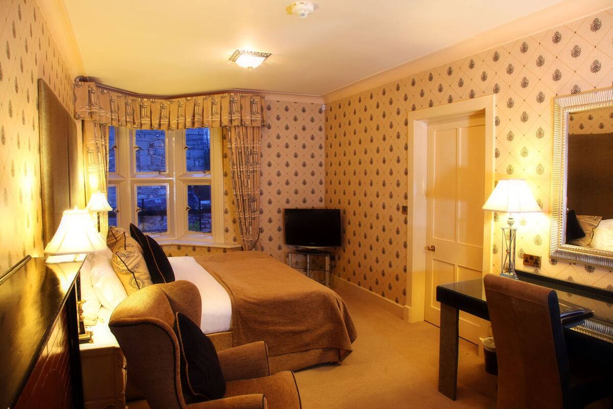 Premium bedding, in-room safe, desk, iron/ironing board