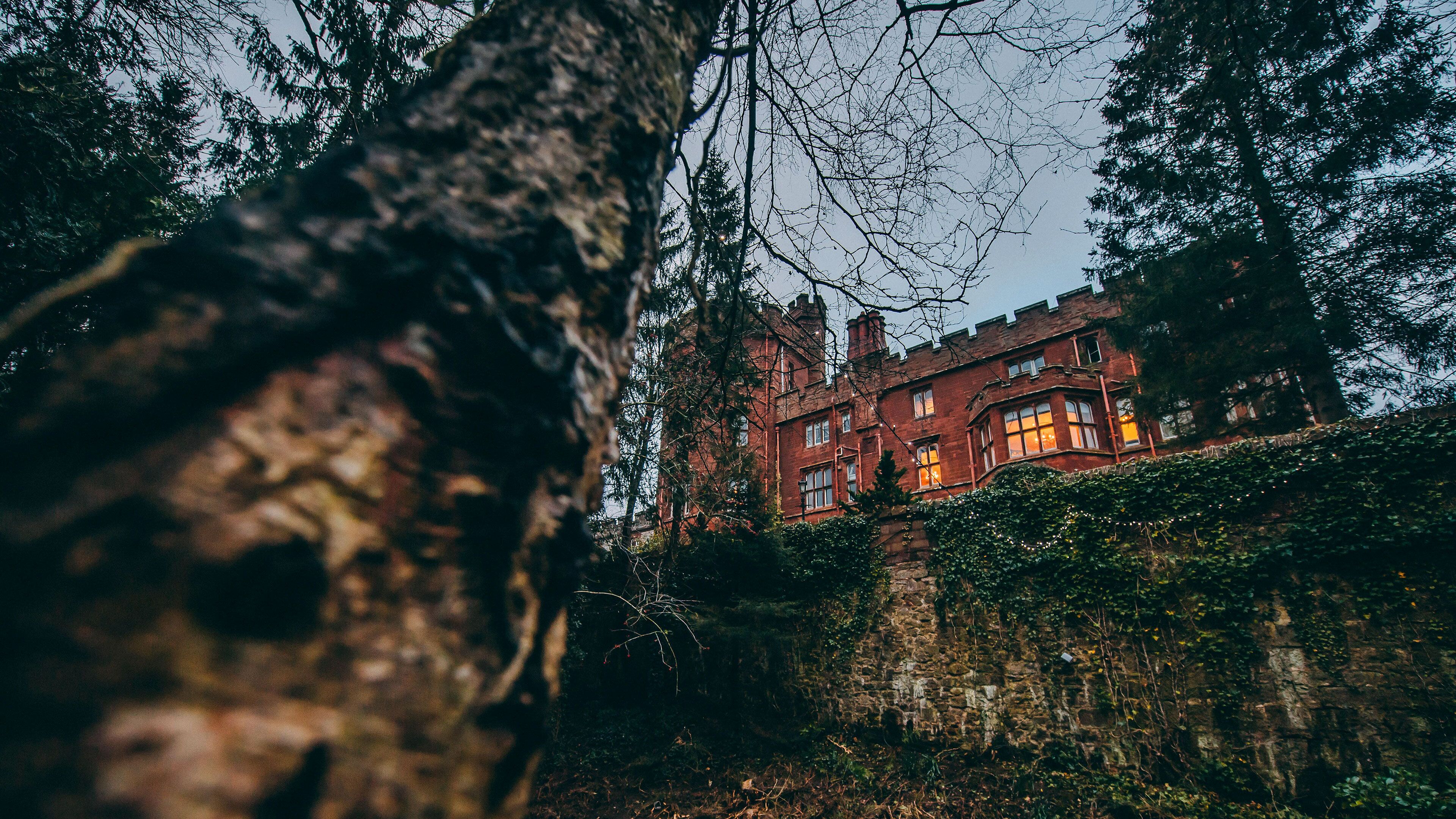 Un edificio grande e histórico con varias ventanas y una pared de piedra.