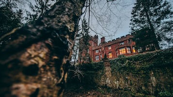 Un edificio grande e histórico con varias ventanas y una pared de piedra.