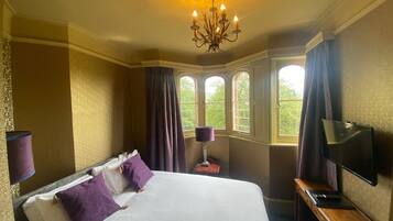 Ropa de cama de alta calidad y caja de seguridad en la habitación