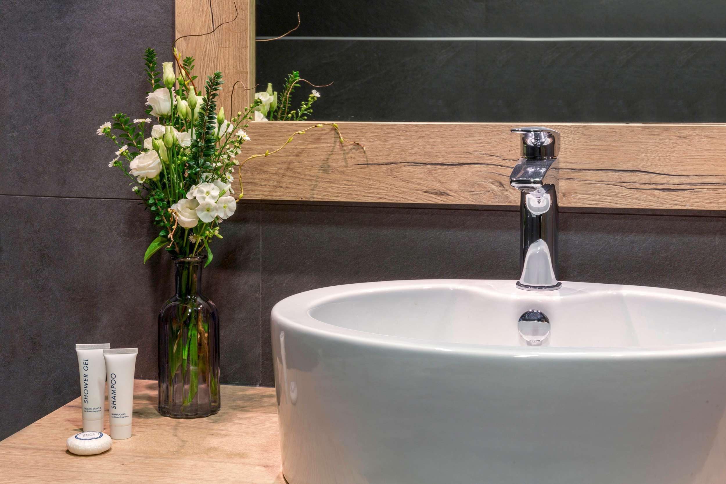 superior room | bathroom | free toiletries, hair dryer, towels