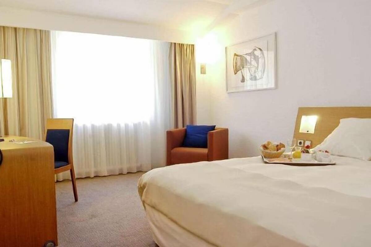 Down comforters, minibar, in-room safe, desk