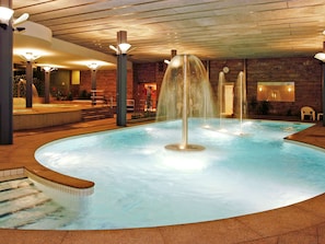 Inomhuspool med öppettider 10.00 till 13.30, och solstolar