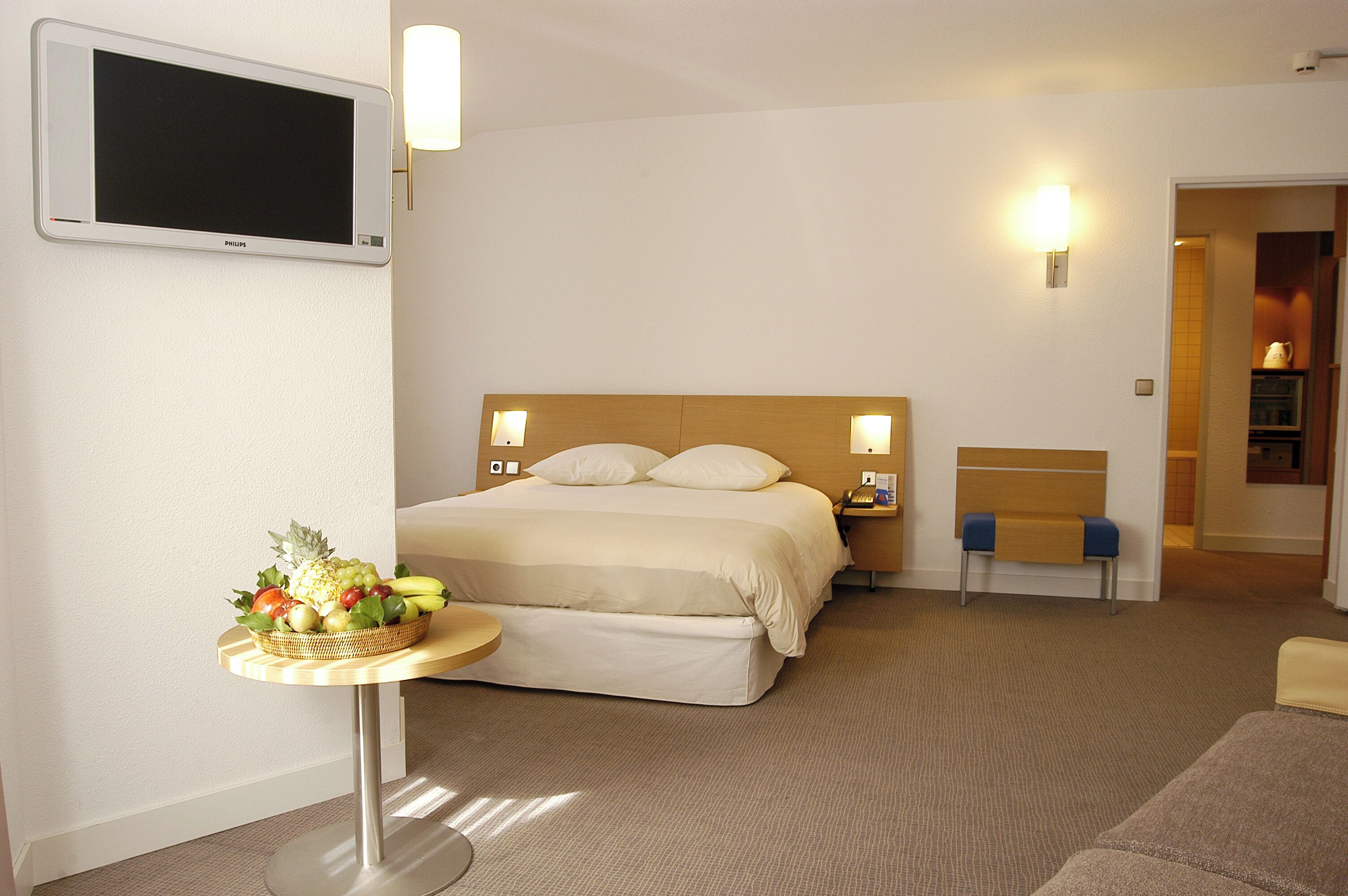 Executive Room, 1 King Bed | Down comforters, minibar, in-room safe, desk