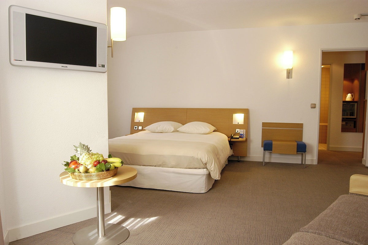 Executive Room, 1 King Bed | Down comforters, minibar, in-room safe, desk