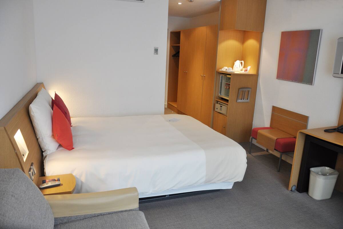 superior double room, 1 double bed with sofa bed | down duvets, minibar, in-room safe, desk