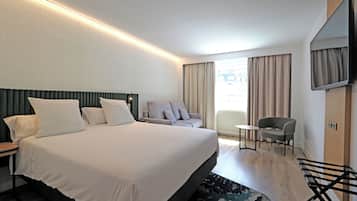 Habitación superior, 1 cama doble con sofá cama | Edredones de plumas, minibar, caja fuerte y escritorio