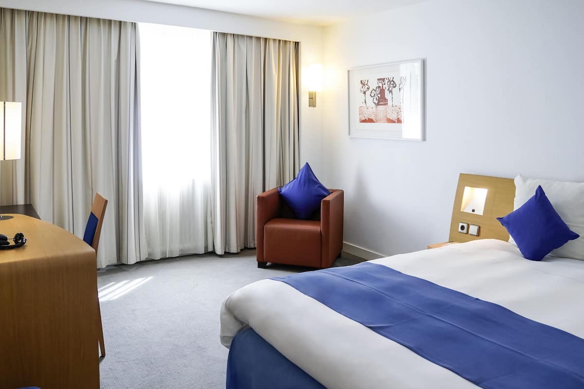 Cubrecamas, minibar, caja de seguridad en la habitación y escritorio