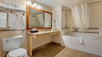 Un baño con inodoro, lavabo, espejo, ducha y bañera.