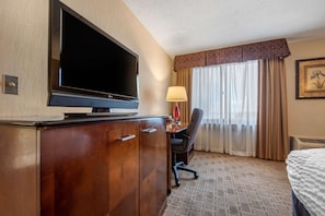 2 Queen Beds, Nonsmoking, Partial Lake View | Literie de qualité supérieure, bureau