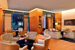 Breakfast, lunch and dinner served