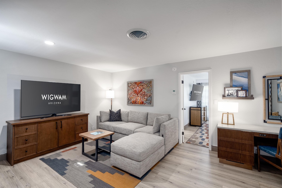 Suite, 1 Bedroom (1 King & 1 Sofa Bed) | Premium bedding, desk, laptop workspace, blackout drapes