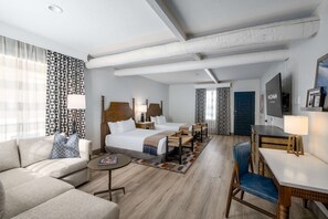 غرفة - سريران كبيران - تجهيزات لذوي الاحتياجات الخاصة (Garden, Accessible Tub) | أغطية فراش متميزة وبديكورات فريدة لكل غرفة وطراز فريد لكل وحدة ومكتب