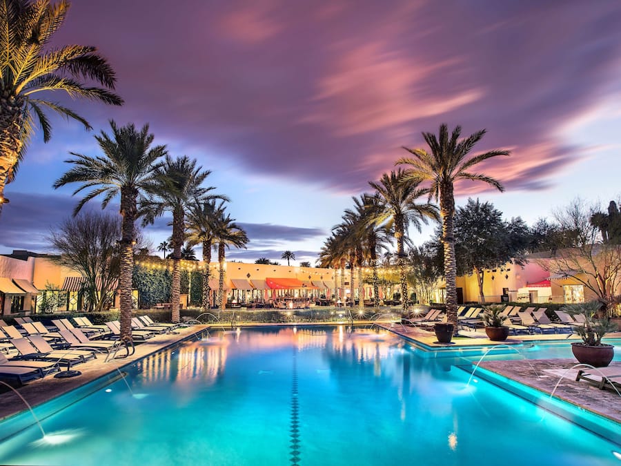 3 piscine all'aperto, cabanas (a pagamento), ombrelloni da piscina