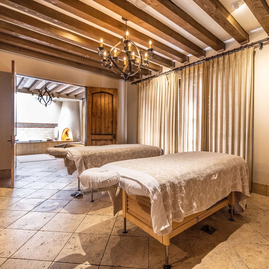 Salas de tratamiento para parejas, sauna y tina de hidromasaje