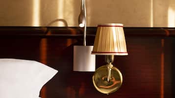 Et slejlet træbord med en lampe og et hvidt objekt, muligvis en menu eller et kort, på bordet.