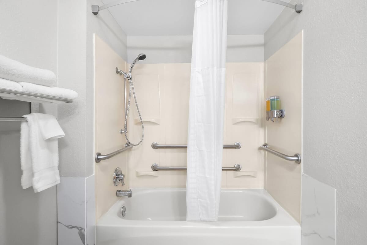 Standard Room, 1 King Bed, Accessible | Accessible bathroom