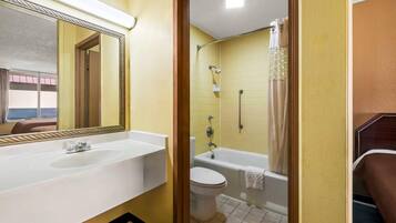 Een badkamer met een wastafel, toilet en bad.
