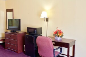 Escritorio, espacio para trabajar con laptop y cortinas blackout 