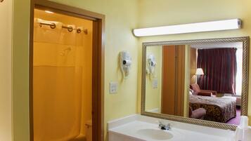 Chuveiro/banheira combinados, secador de cabelo, toalhas de banho