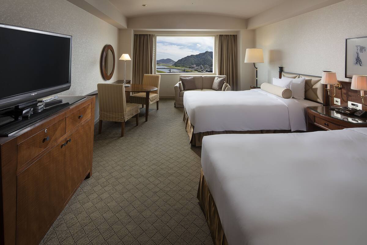 Premium bedding, in-room safe, desk, blackout curtains