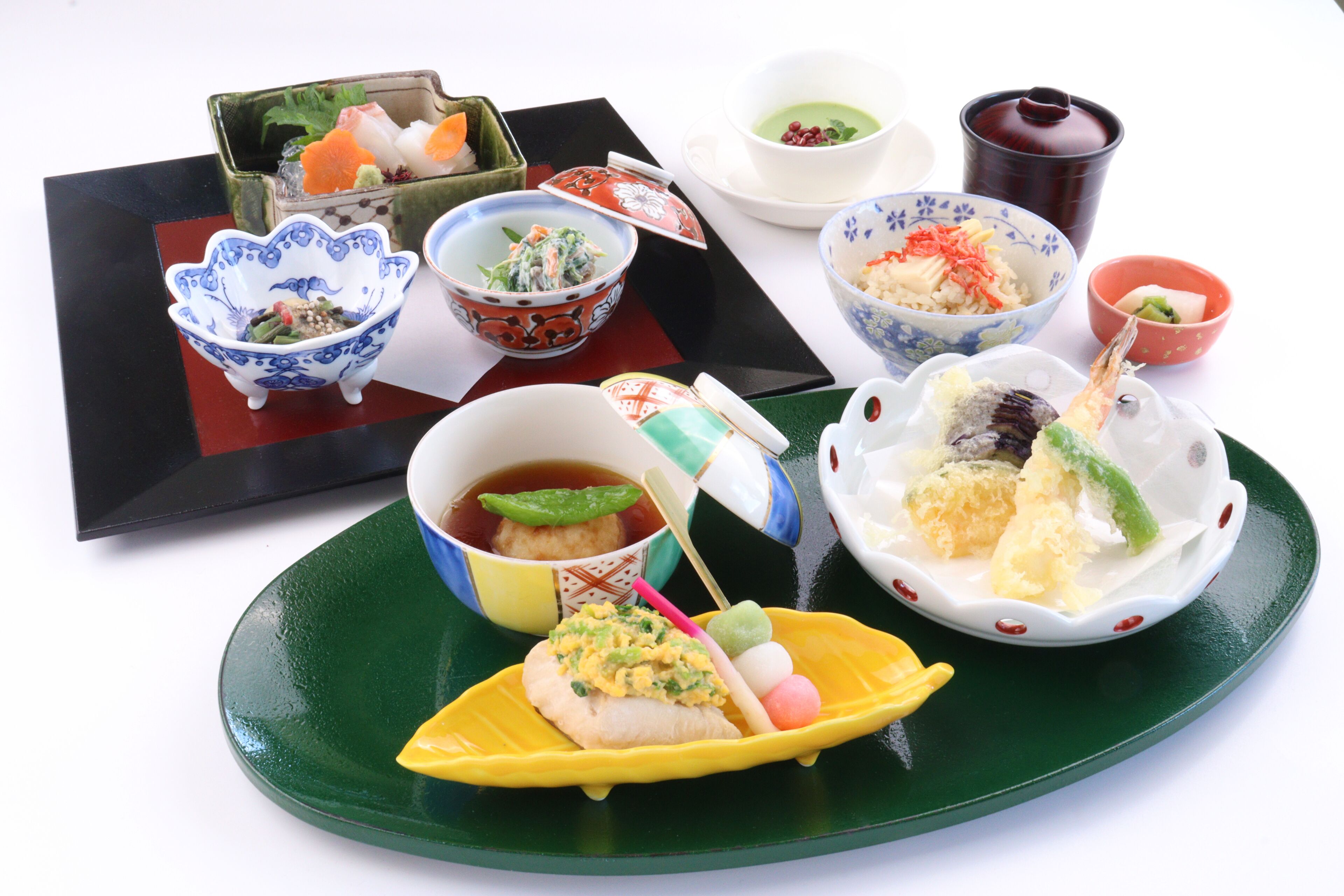 Variedad de platos japoneses, incluyendo sushi, sashimi y una selección de tazones con diferentes salsas y acompañamientos.