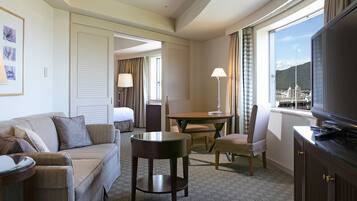 Premium bedding, in-room safe, desk, blackout drapes