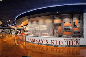 5 restaurants, breakfast, lunch, dinner served; American cuisine