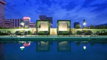 Una piscina al aire libre, camas de piscina con cargo