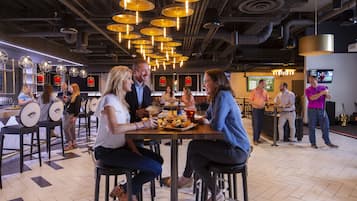 5 restaurants, breakfast, lunch, dinner served; American cuisine