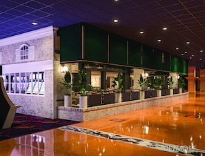 5 restaurants, breakfast, lunch, dinner served; American cuisine