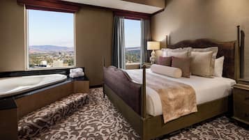 أغطية فراش متميزة وأسرّة بطبقة علوية مريحة وخزنة داخل الغرفة ومكتب