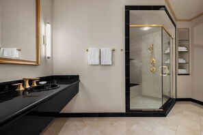 Penthouse One Bedroom Suite | Salle de bain | Articles de toilette écologiques, séchoir à cheveux, serviettes fournies