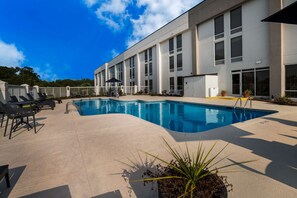 Una piscina al aire libre (de 08:00 a 22:00), sombrillas, tumbonas