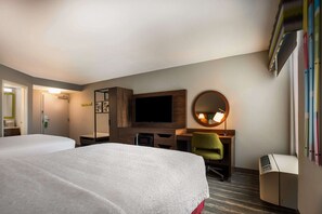 Huone, 2 keskisuurta parisänkyä, tupakointi kielletty, jääkaappi ja mikroaaltouuni | Pimennysverhot, silitysrauta/-lauta, ilmainen Wi-Fi, vuodevaatteet