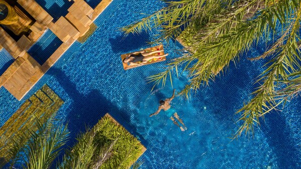 6 outdoor pools, open 8:00 AM to 7:00 PM, pool umbrellas, pool loungers