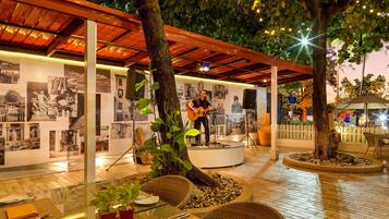 4 restaurants, breakfast, lunch, dinner served; Italian cuisine